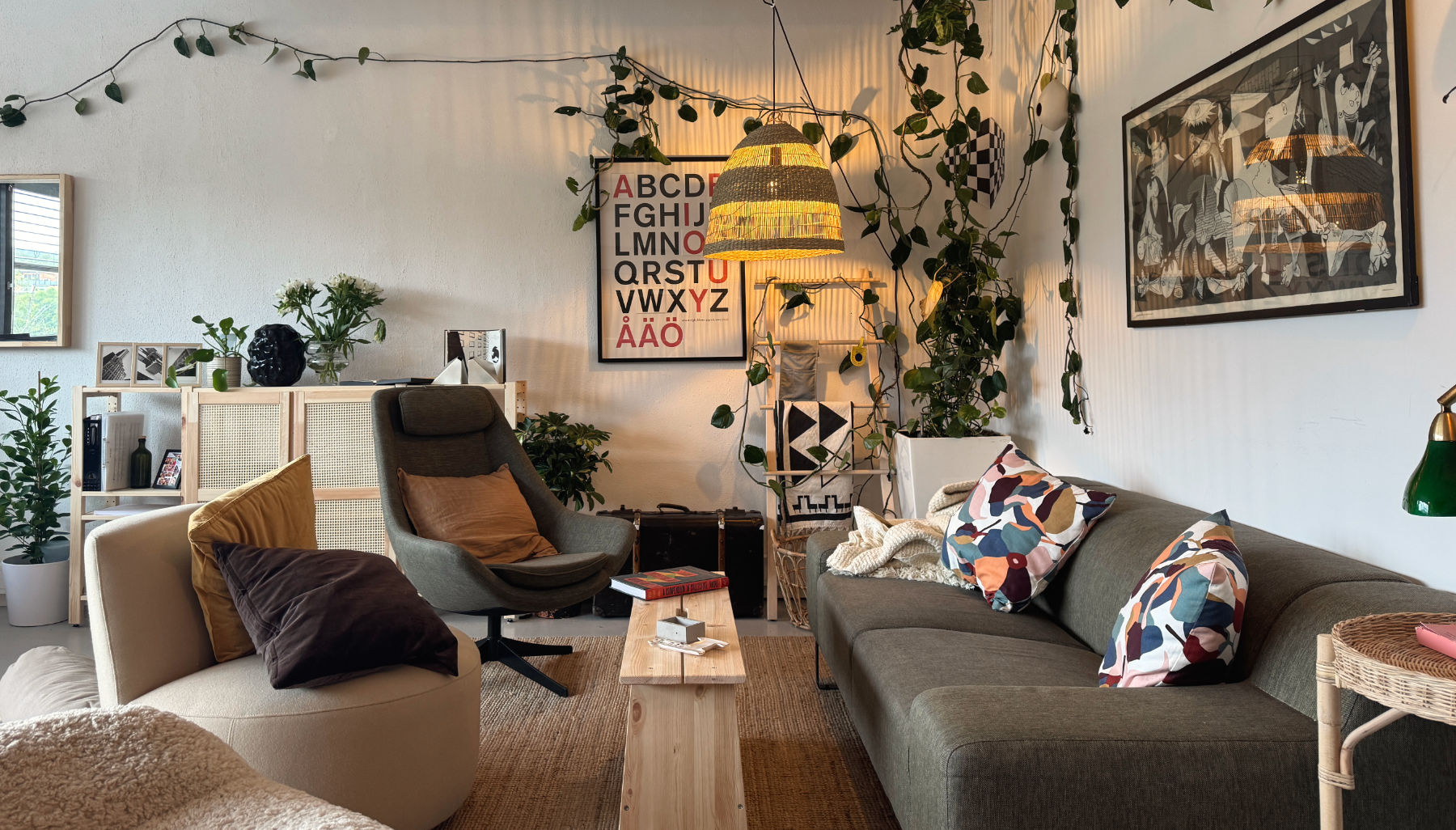 Sittegruppen på Krokkets terapikontor med inviterende og komfortable møbler, varm belysning, grønne planter og interessant kunst og dekor